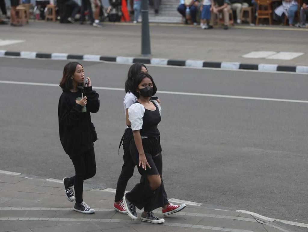 Muda-mudi dari tetangga Jakarta menyemarakkan Ibu Kota dengan pakaian dan aksi mereka seperti terlihat di kawasan Dukuh Atas, Jakarta, Jumat (8/7/2022). Aksi ini menyita perhatian publik dan terkenal dengan fenomena Citayam Fashion Week.