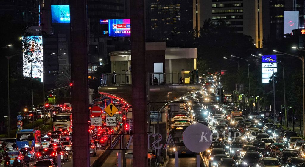 Suasana kemacetan lalu lintas di Jalan Jenderal Sudirman, Jakarta, Jumat (10/3/2023). Kemacetan dan kepadatan lalu lintas hampir selalu menjadi pemandangan rutin di sejumlah titik ruas jalanan di Jakarta setiap menjelang akhir pekan. Peningkatan penjualan kendaraan menjadi salah satu penyebab kondisi tersebut. Jakarta menempati posisi ke-29 kota dengan tingkat kemacetan tinggi di dunia.  