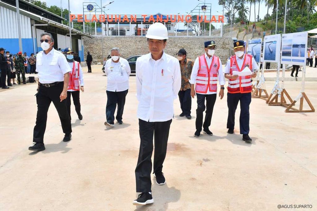 Presiden Joko Widodo meninjau Pelabuhan Tanjung Ular, Kabupaten Bangka Barat, Bangka Belitung, Kamis (20/10/2022). Pelabuhan pengumpan ini sekaligus menjadi pintu ekspor CPO dan timah dari provinsi ini.