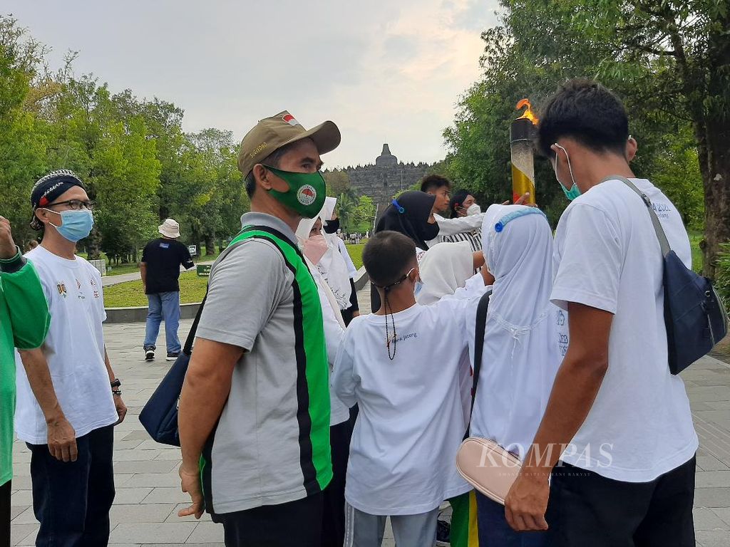 Kirab Obor Pekan Special Olympics Nasional (Pesonas) 2022 melintasi Taman Wisata Candi Borobudur, Kabupaten Magelang, Jawa Tengah, Sabtu (16/4/2022). Kabupaten Magelang adalah kabupaten ke-29 yang dilintasi obor Pesonas di Pulau Jawa.