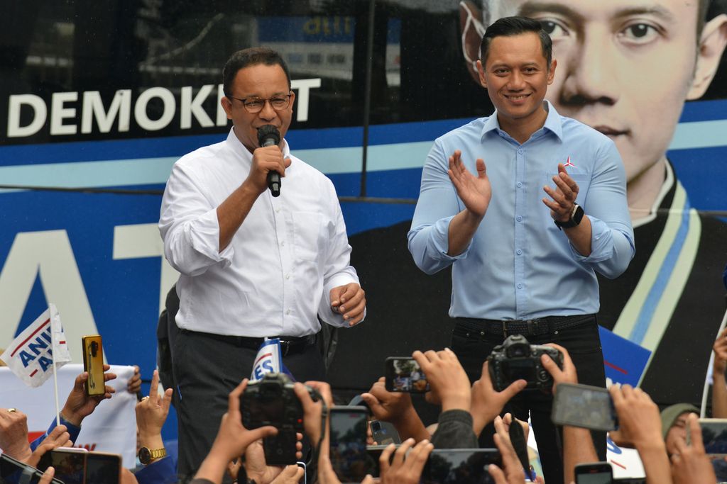 Bakal calon presiden Anies Baswedan (kiri) menyapa kader Partai Demokrat bersama Ketua Umum Partai Demokrat Agus Harimurti Yudhoyono di DPP Partai Demokrat, Jakarta Pusat, Kamis (2/3/2023). 