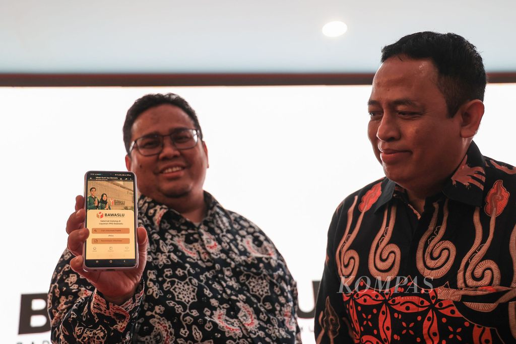 Ketua Badan Pengawas Pemilu (Bawaslu) Rahmat Bagja (kiri) didampingi anggota Bawaslu Puadi meluncurkan aplikasi elektronik Pejabat Pengelola Informasi dan Dokumentasi (e-PPID) Terintegrasi Bawaslu di Jakarta, Kamis (22/9/2022). 