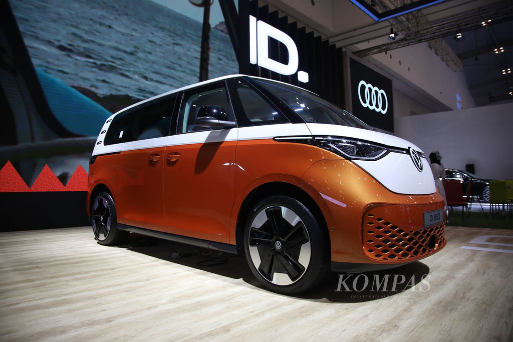 Volkswagen ID.Buzz, penerus VW Kombi bertenaga listrik, diluncurkan dalam Gaikindo Indonesia International Auto Show (GIIAS) 2024 di ICE BSD, Tangerang, Banten, 17 Juli 2024. 