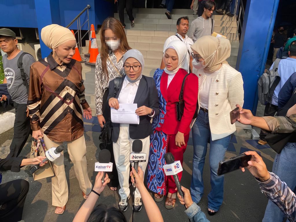 Peserta Miss Universe Indonesia, N (dua dari kiri), dan tim kuasa hukum melaporkan dugaan kekerasan seksual dalam tahapan seleksi pengecekan tubuh oleh PT CSK ke Polda Metro Jaya di Jakarta, Senin (7/8/2023). 