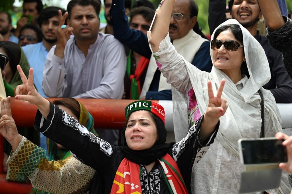 Para pendukung mantan Perdana Menteri Pakistan Imran Khan meneriakkan slogan-slogan saat mereka berkumpul di luar kediaman Khan di Islamabad, 22 Agustus 2022. 