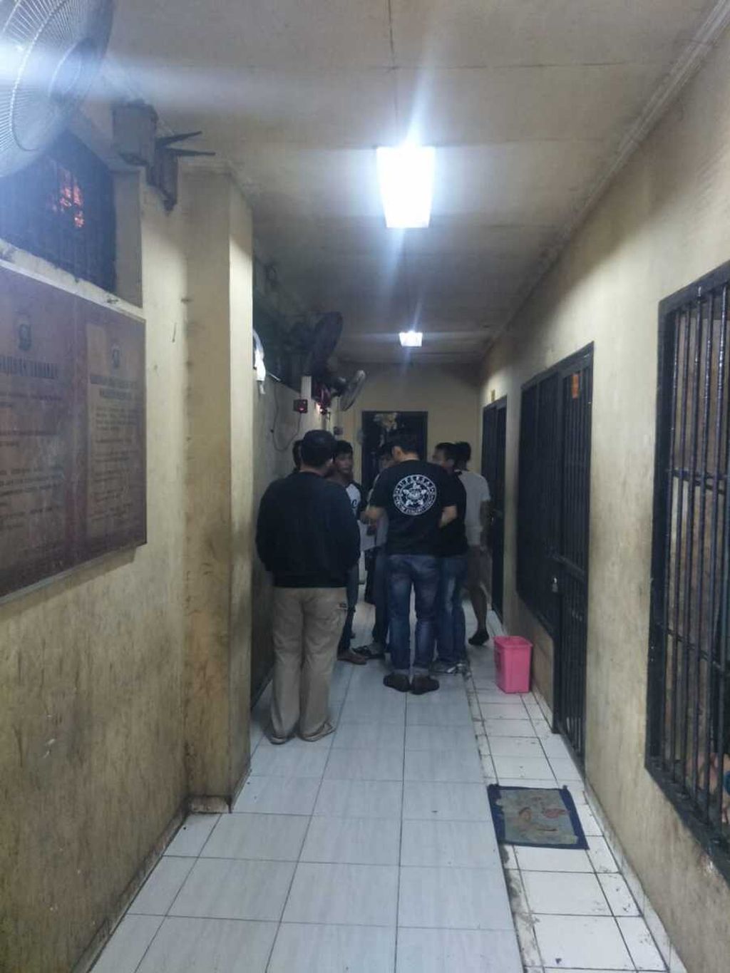 Sebanyak 30 tahanan Polresta Palembang melarikan diri, Minggu (5/5/2019). Mereka lari melalui ventilasi penjara. Saat ini polisi telah menangkap lima orang dan terus mengejar tahanan yang masih kabur.