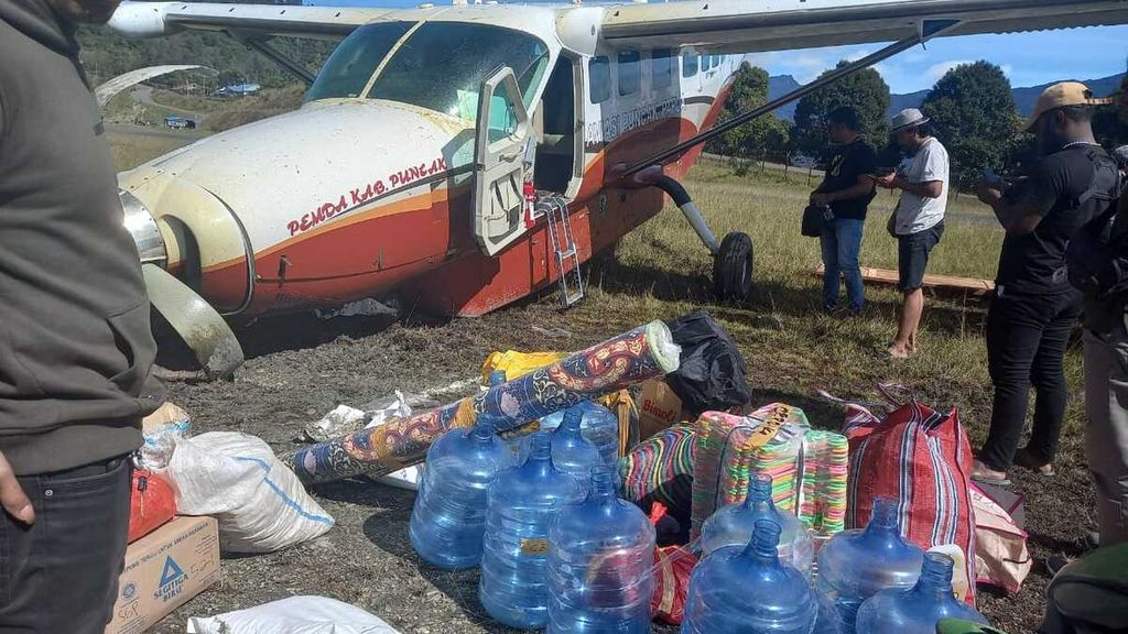 Pesawat dari maskapai PT SAS yang tergelincir di Bandara Bilorai, Kabupaten Intan Jaya, Senin (28/2/2022), mengangkut enam penumpang, sembako, dan semen.