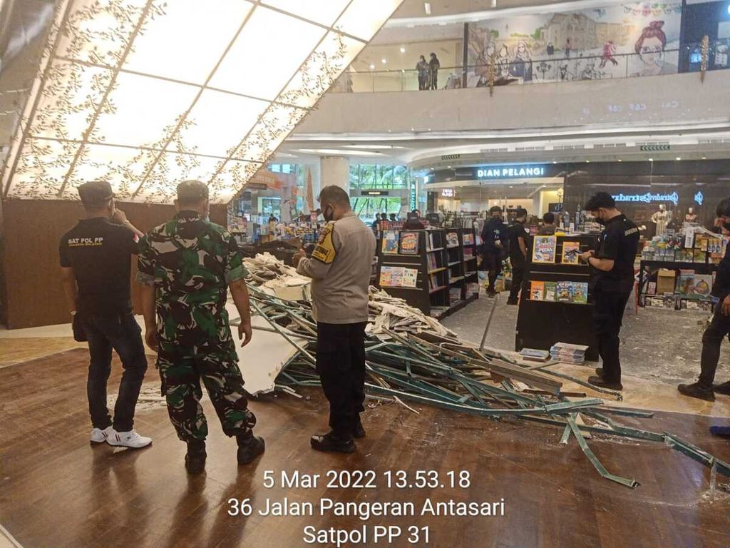 Foto suasana atrium lantai 1 sebuah mal di daerah Kemang, Jakarta Selatan, setelah ambruknya plafon pada Sabtu (5/3/2022) siang.