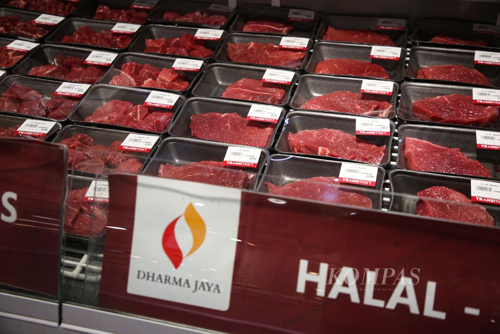 A line of fresh beef with halal labels is displayed on the shelves of the Transmart retail supermarket in Jakarta on Wednesday (11/8/2023).