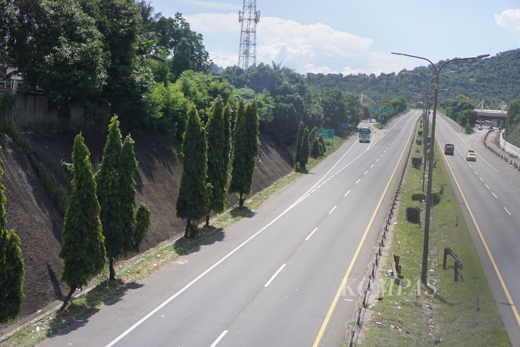 Situasi jalan tol menuju Pelabuhan Merak, Cilegon, Banten, terpantau lengang pada Senin (8/4/2024).
