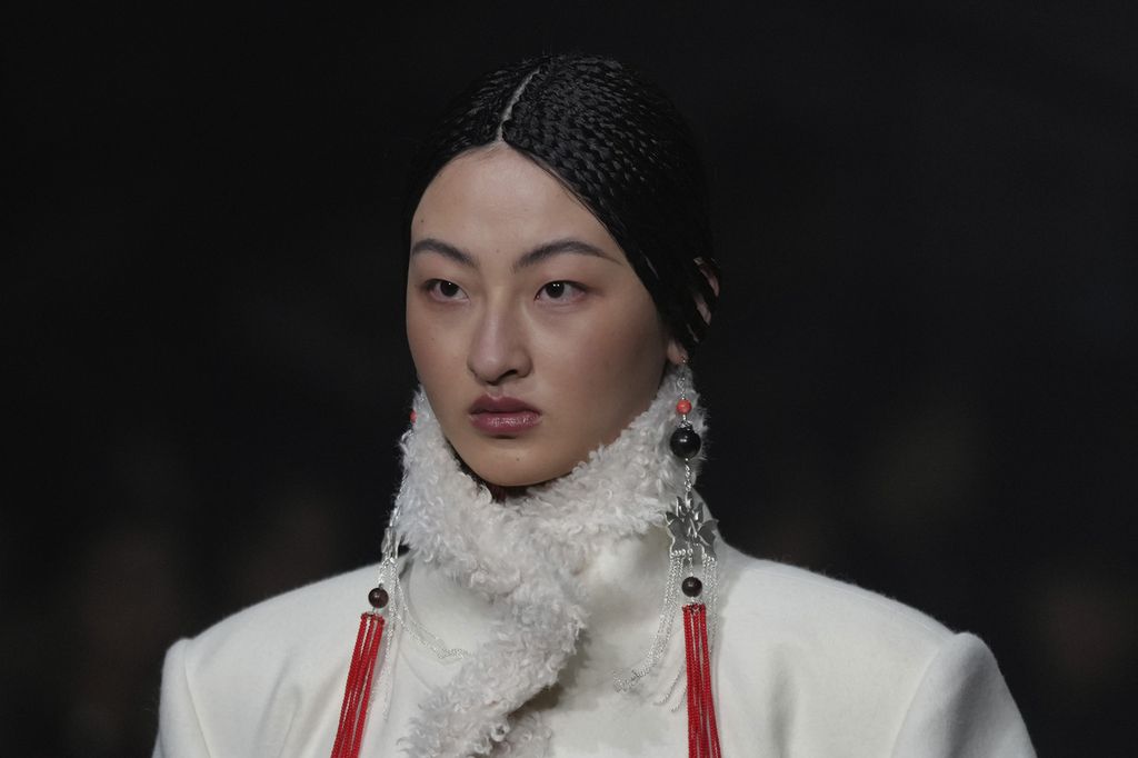 Seorang model perempuan memperagakan busana yang dirancang oleh Subai pada Pekan Fashionn China di Beijing, Selasa (26/3/2024).  