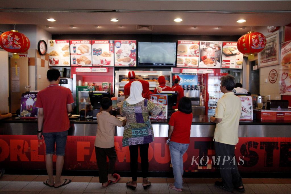 Pengunjung membeli makanan di salah satu gerai KFC di pusat perbelanjaan di kawasan Kuningan, Jakarta, beberapa waktu lalu. Januari lalu, KFC memberikan kupon hemat setiap melakukan pembelian menu ayam. Ini disinyalir merupakan langkah dari ritel untuk memulihkan pamornya yang sempat terdampak aksi boikot produk Israel.
