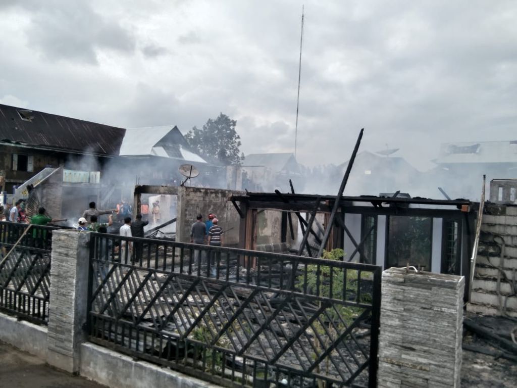 Tiga rumah panggung milik warga di Pekon Kenali, Kecamatan Belalau, Kabupaten Lampung Barat, Lampung, terbakar pada Jumat (22/7/2022). 