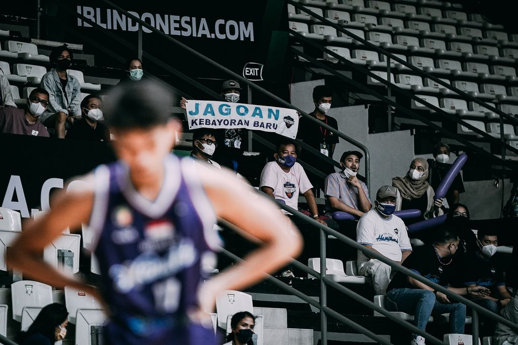 Amartha Hangtuah Jakarta mendapat dukungan langsung dari penonton saat berhadapan dengan Pelita Jaya Bakrie Jakarta di Hall Basket Senayan, pada Rabu (16/3/2022). Sayangnya, dukungan itu tidak berhasil membuat Hangtuah lepas dari tren lima kekalahan beruntun. Mereka takluk dari Pelita Jaya 69-74.