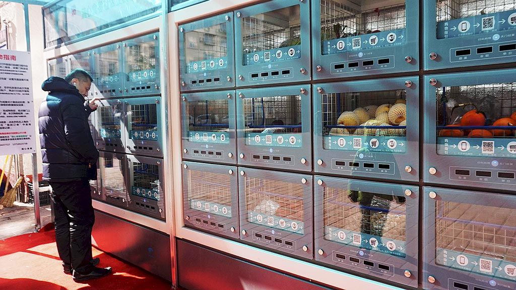 Seorang pria sedang memperhatikan mesin otomatis penjual buah dan sayuran, di Beijing, China, Rabu (7/2). Kinerja ekonomi China positif dengan pertumbuhan ekspor 11,1 persen pada Januari 2018. 
