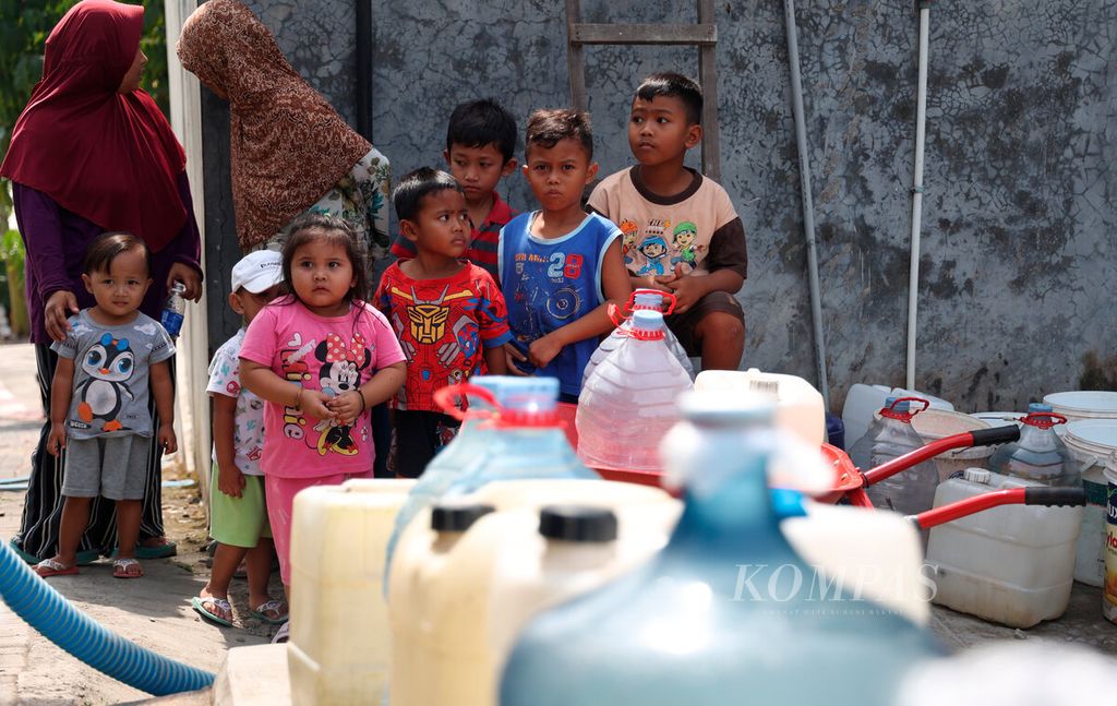 Anak-anak yang turut serta menemani orangtuanya mencari air bersih di Kampung Jabungan, Kota Semarang, Jawa Tengah, Senin (12/6/2023). 