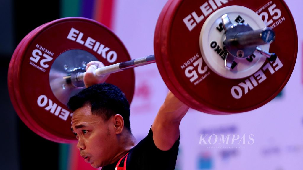 Lifter Indonesia, Eko Yuli Irawan, beraksi dalam nomor 61 kilogram putra cabang angkat besi pada SEA Games Vietnam 2021 di Hanoi Training Center, Hanoi, Vietnam, Jumat (20/5/2022). Eko Yuli Irawan meraih medali emas dalam nomor ini. 
