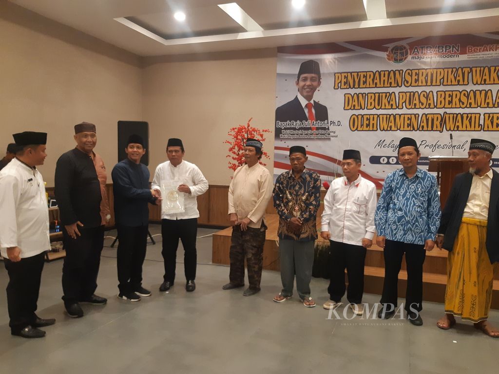 Wakil Menteri Agraria dan Tata Ruang/Badan Pertanahan Nasional Raja Juli Antoni (ketiga dari kiri) menyerahkan sertifikat tanah wakaf kepada sejumlah warga di Cirebon, Jawa Barat, Kamis (14/3/2024).  