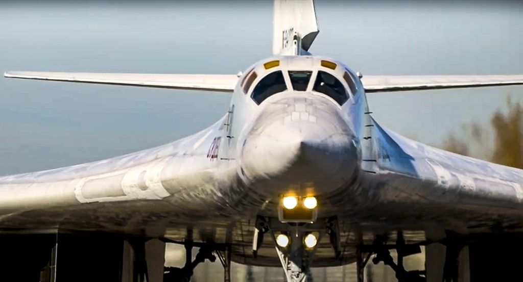 Pesawat pengebom jarak jauh Tu-160 lepas landas dari sebuah pangkalan di Rusia untuk berpatroli di wilayah udara Belarus, 11 November 2021. 