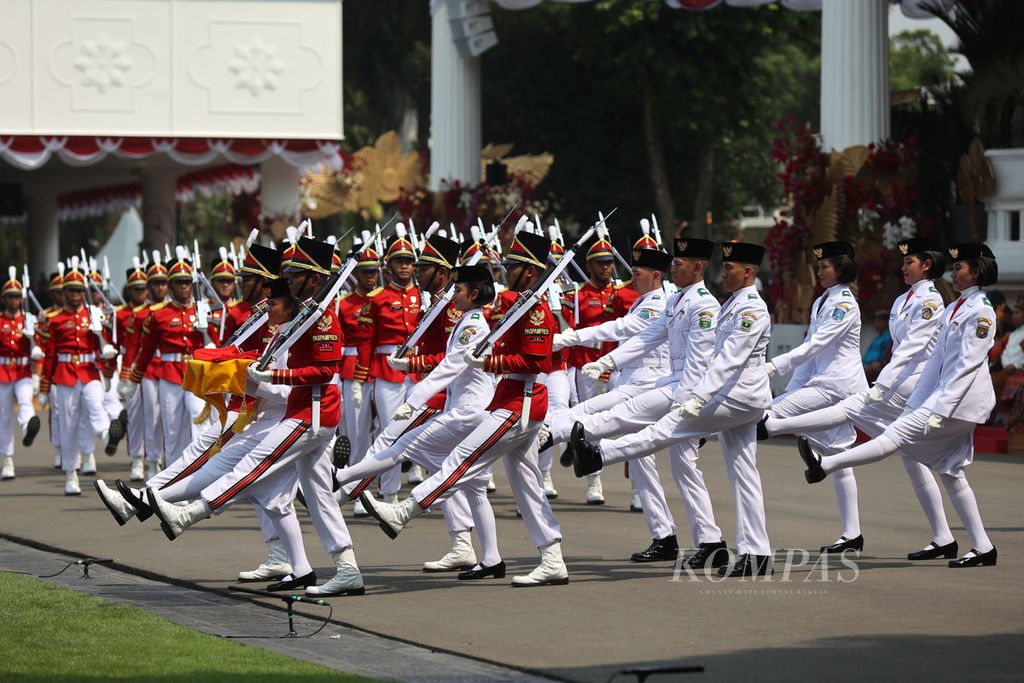 Presiden Joko Widodo menyerahkan Sang Saka Merah Putih kepada Pasukan Pengibar Bendera Pusaka (Paskibraka) dalam Upacara Peringatan Detik-detik Proklamasi Kemerdekaan Ke-78 Republik Indonesia di Istana Merdeka, Jakarta, Kamis (17/8/2023). 