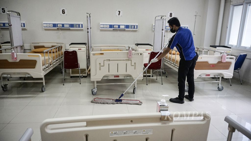 Petugas kebersihan mengepel salah satu ruang perawatan di Bangsal Sempur, Rumah Sakit Umum Daerah Kota Bogor, Kota Bogor, Jawa Barat, yang dijadikan ruang tambahan antisipasi lonjakan kasus Covid-19, Senin (7/2/2022). 