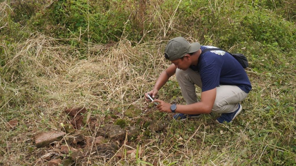 Petugas memotret lokasi penguburan situs candi bata di Kawasan Industri Terpadu Batang, Jawa Tengah, beberapa waktu lalu.