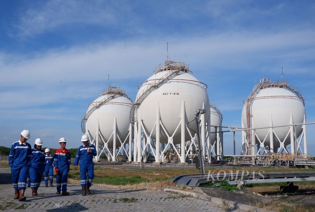 Suasana di sekitar tangki <i>spherical liquified petroleum gas </i>(LPG) di area <i>onshore processing facility </i>(OPF) Saka Indonesia Pangkah Limited di Manyar, Kabupaten Gresik, Jawa Timur, Kamis (13/7/2023). Selain gas bumi dan LPG, di area fasilitas milik PT Saka Energi Indonesia (PGN Saka) itu juga terdapat <i>oil treating facility </i>(OTF) atau pemrosesan minyak bumi.