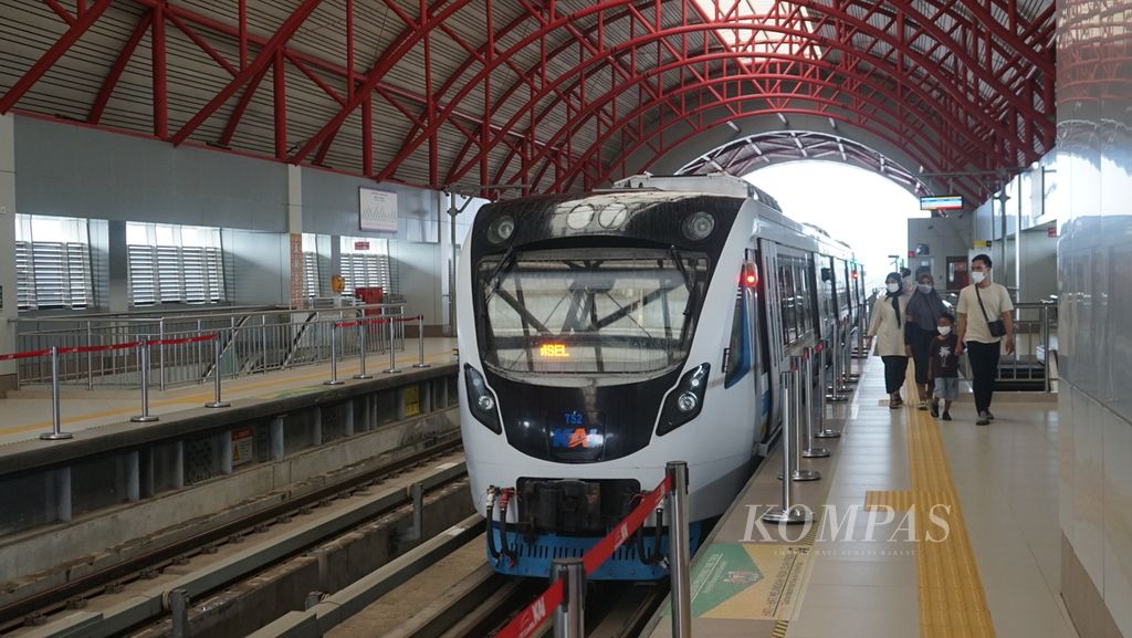 LRT Palembang tiba di Stasiun Ampera, Palembang, Sumatera Selatan, Selasa (20/12/2022).