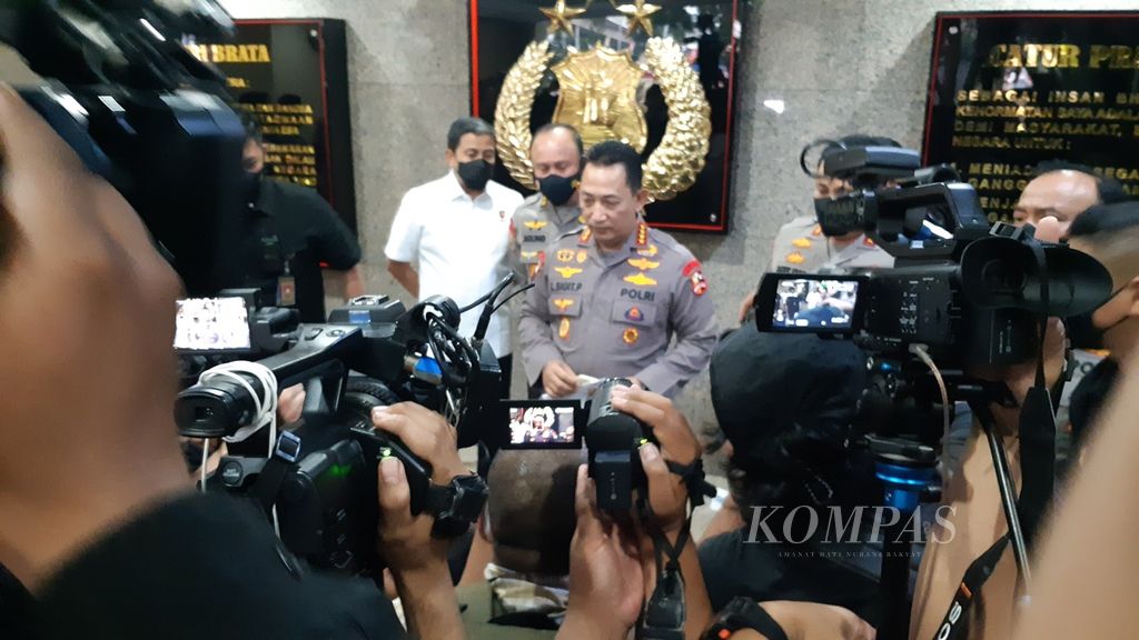 Kapolri Jenderal Listyo Sigit Prabowo memberi keterangan pers pada Selasa (12/7/2022) di Mabes Polri, Jakarta. Listyo memberi penjelasan mengenai kasus baku tembak di rumah dinas Kadiv Propam Polri yang menyebabkan seorang anggota kepolisian meninggal dunia.