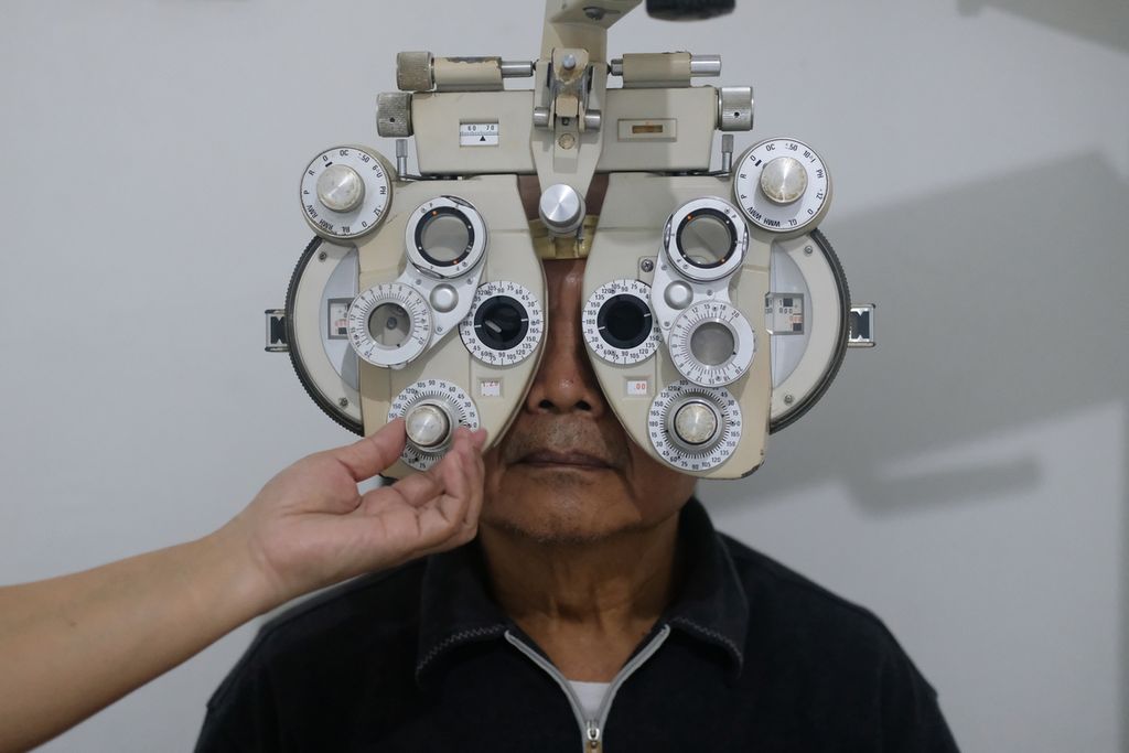 Pasien memeriksakan matanya dengan alat foropter di Klinik Mataraja Eye Center, Kebayoran Baru, Jakarta Selatan, Selasa (25/10/2022). Gangguan penglihatan banyak terjadi pada kelompok lanjut usia. 