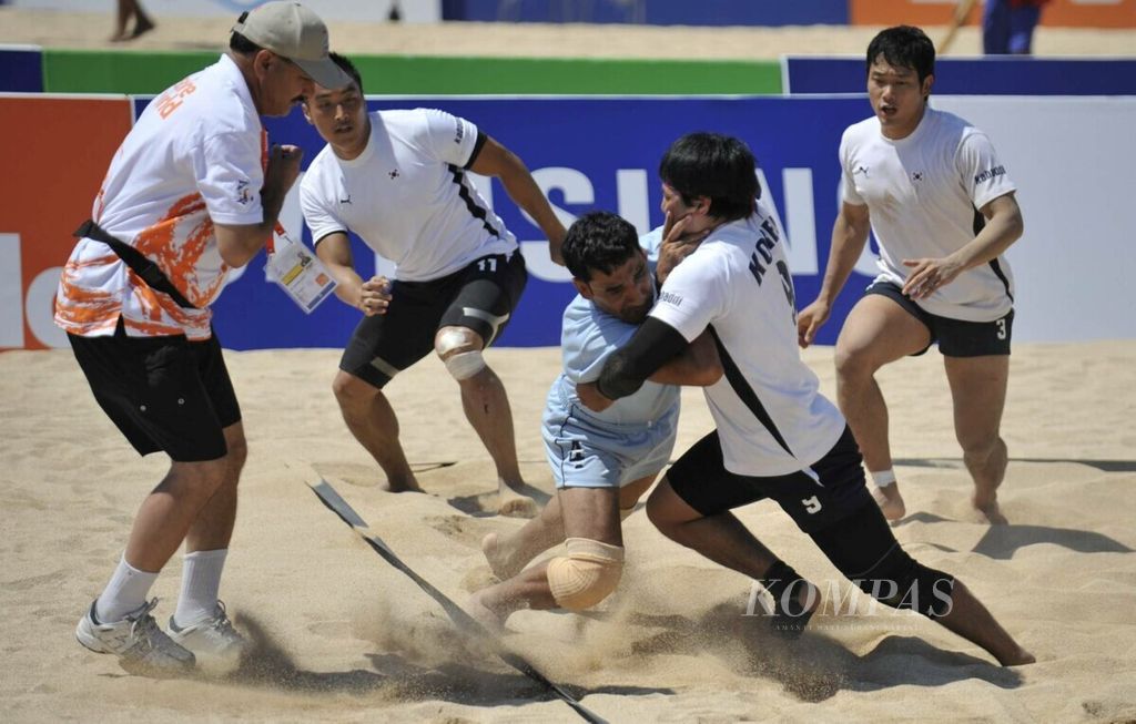 Ilustrasi : Pemain-pemain India mencoba menangkap pemain Korea Selatan pada pertandingan kabadi Asian Beach Games 2008 di Pantai Tanjung Benoa, Bali, Selasa (21/10). India taklukkan Korea Selatan dengan skor 54-15. Negara-negara Asia Selatan masih mendominasi pada cabang kabadi 