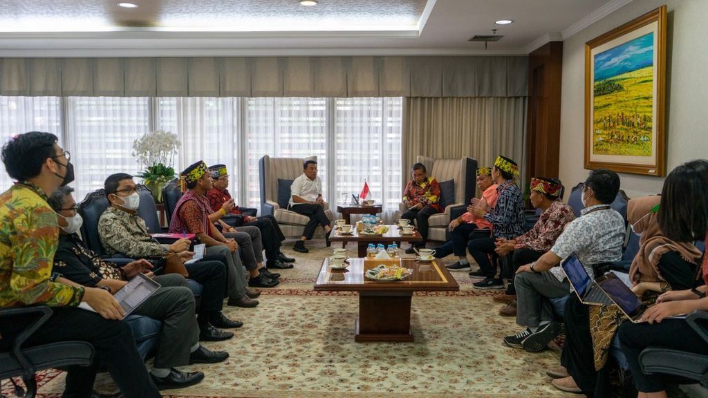 Kepala Staf Kepresiden Moeldoko saat menemui perwakilan masyarakat adat Dayak Sintang, Kalimantan Barat, di Gedung Bina Graha, Jakarta, Selasa (26/7/2022).