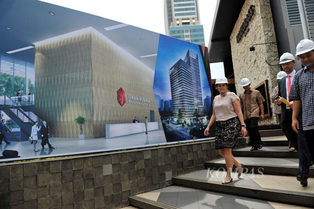 Menteri Perdagangan dan Investasi Denmark Pia Olsen Dyhr melihat lokasi proyek pembangunan gedung perkantoran Gran Rubina di Rasuna Epicentrum, Jakarta, Senin (4/3/2013). Kedatangan Pia Olsen tersebut sebagai dukungan pada pembangunan gedung ramah lingkungan<i></i>(<i>green building</i>)<i>.</i>