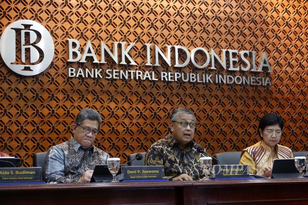 Gubernur Bank Indonesia Perry Warjiyo (tengah) didampingi jajarannya memimpin konferensi pers hasil Rapat Dewan Gubernur (RDG) Bank Indonesia di Jakarta, Kamis (21/12/2023). BI mempertahankan suku bunga acuan pada 6 persen. 