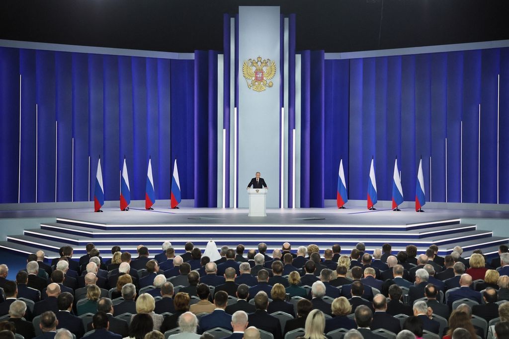 Presiden Rusia Vladimir Putin menyampaikan pidato kenegaraan di pusat konferensi Gostiny Dvor di pusat kota Moskwa, Rusia, Selasa (21/2/2023). 