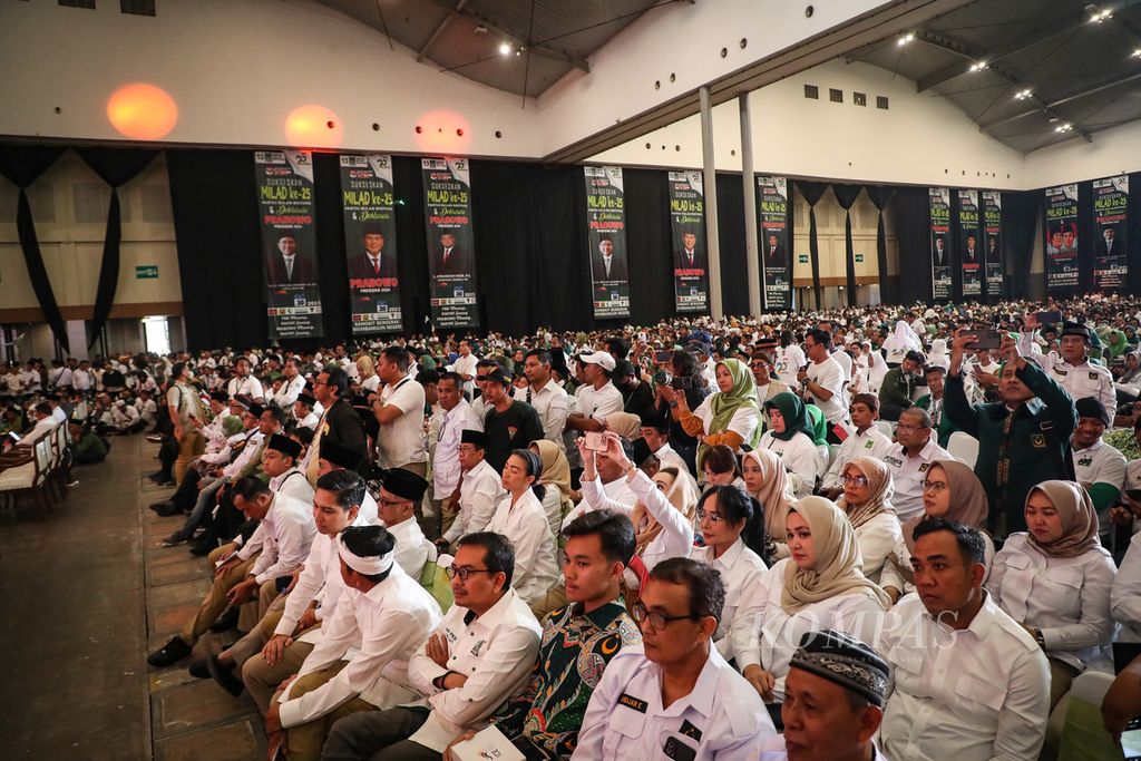 Tamu undangan dan simpatisan menghadiri acara peringatan hari ulang tahun Partai Bulan Bintang di Indonesia Convention Exhibition BSD City, Kabupaten Tangerang, Banten, Minggu (30/7/2023). 
