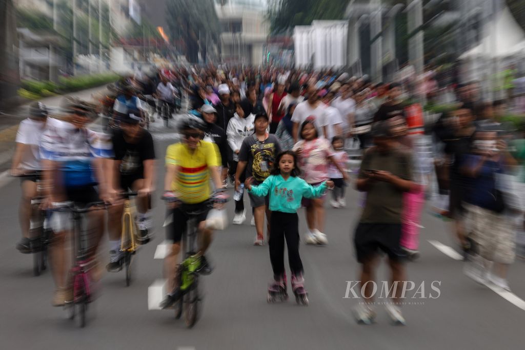 Aktivitas warga di Jalan MH Thamrin, Jakarta, saat hari bebas kendaraan bermotor, Minggu (21/4/2024). 