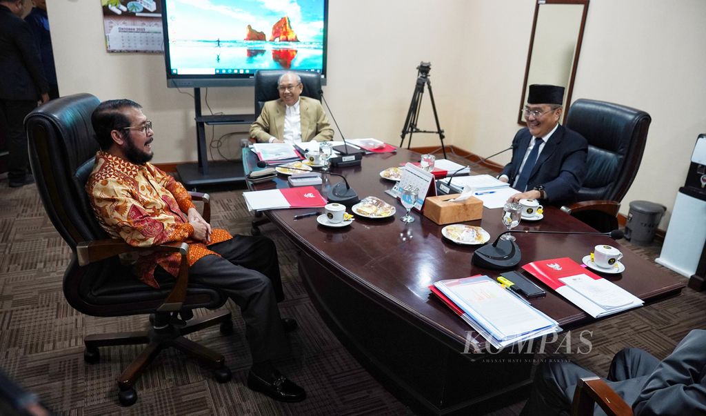 Ketua Mahkamah Konstitusi Anwar Usman saat memenuhi panggilan sidang etik dengan agenda pemeriksaan dirinya sebagai terlapor oleh Majelis Kehormatan Mahkamah Konstitusi (MKMK) di Gedung 2 Mahkamah Konstitusi, Jakarta, Selasa (31/10/2023). Tiga anggota MKMK, yaitu Jimly Asshiddiqie (pemimpin sidang), Wahiduddin Adams, dan Bintan R Saragih, memanggil Anwar Usman untuk diperiksa terkait sejumlah pelaporan dugaan pelanggaran etik.  
