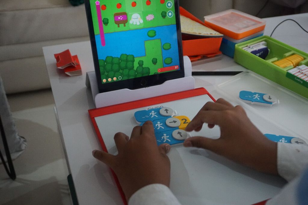 Anak-anak bermain dan belajar tentang pemrograman lewat beragam permainan di Coding First Purwokerto, Banyumas, Jawa Tengah, Juni 2023.