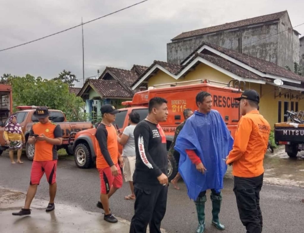 Petugas gabungan dari BPBD Lampung Selatan dan Dinas Damkar Lampung Selatan bersiap melakukan evakuasi warga yang terjebak di dalam rumah saat banjir, Kamis (27/10/2022).