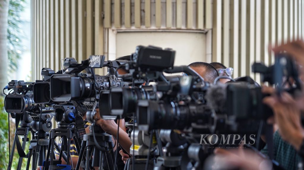 Kamera jurnalis televisi saat merekam  keterangan pers di Kejaksaan Agung, Jakarta, Rabu (9/8/2023). 