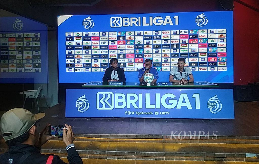 Arema FC is striving to stay in the Liga 1 competition. Arema FC coach Widodo Cahyono Putro (center) along with Arema FC player Syaeful Anwar (right) held a press conference at the Captain I Wayan Dipta Stadium complex in Gianyar, Wednesday (24/4/2024). Arema FC will play against PSM Makassar at the Captain I Wayan Dipta Stadium in Gianyar on Thursday (25/4/2024).
