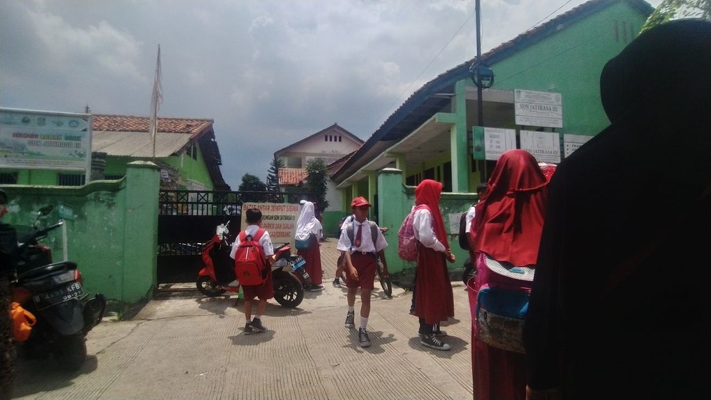 Para murid melewati gerbang sekolah seusai mengikuti pembelajaran di SDN 3 Jatisari, Kecamatan Jatiasih, Kota Bekasi, Jawa Barat, Rabu (16/11/2022).