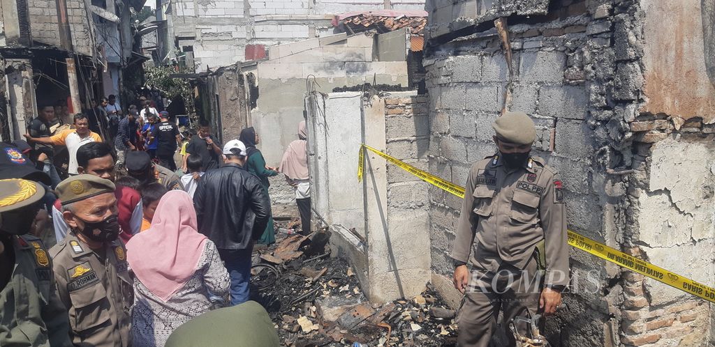 Warga dan petugas memeriksa rumah tukang bubur yang terbakar di Jalan Cikini Kramat RW 001, Kelurahan Pegangsaan, Kecamatan Menteng, Jakarta Pusat, Selasa (27/9/2022). Sekitar 21 rumah dan toko ikut tersambar api.