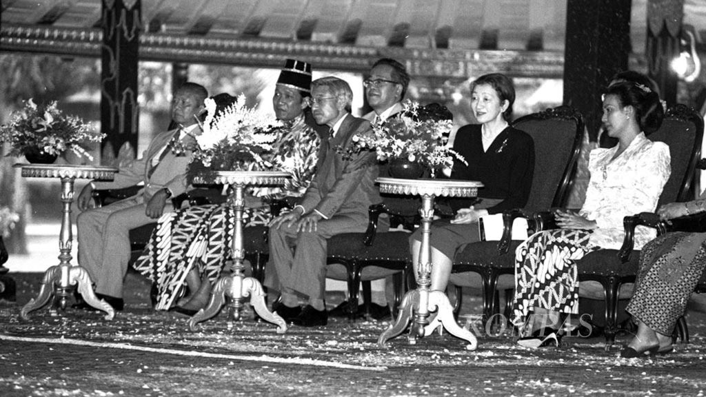 Kaisar Akihito bersama Puteri Michiko berkunjung ke Keraton Yogyakarta 1991 dan diterima oleh Sri Sultan Hamengku Buwono X di Bangsal Kencono Keraton. Tempat penyambutan resmi tamu-tamu Sri Sultan. Gambar dari kiri Mendagri Soepardjo Roestam, Sri Sultan, Puteri Michiko dan GKR Hemas. 