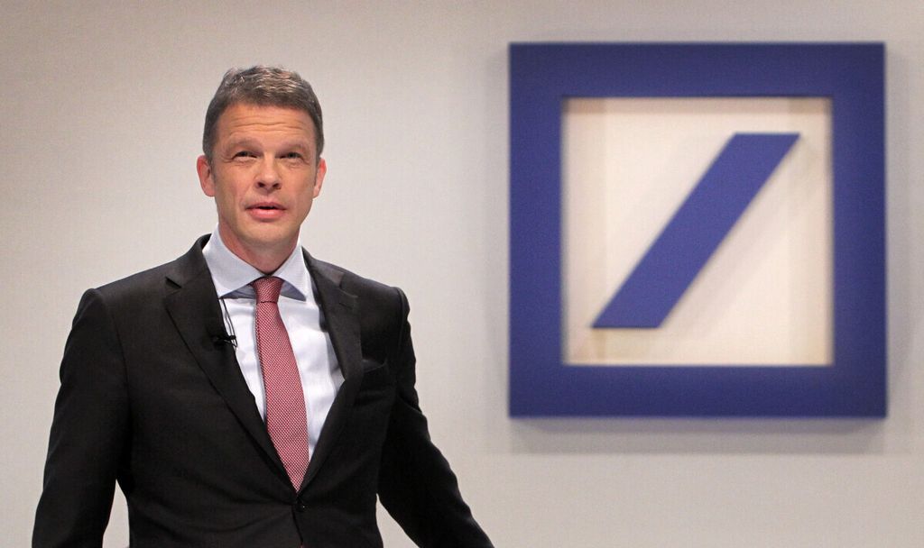 Pemimpin Deutsche Bank Christian Sewing menuju ruang rapat pemegang saham pada Maret 2018. Pada akhir pekan ketiga Maret 2023, saham bank itu anjlok. Sepanjang abad ke-21, berulang kali bank itu didenda oleh otoritas sejumlah negara.