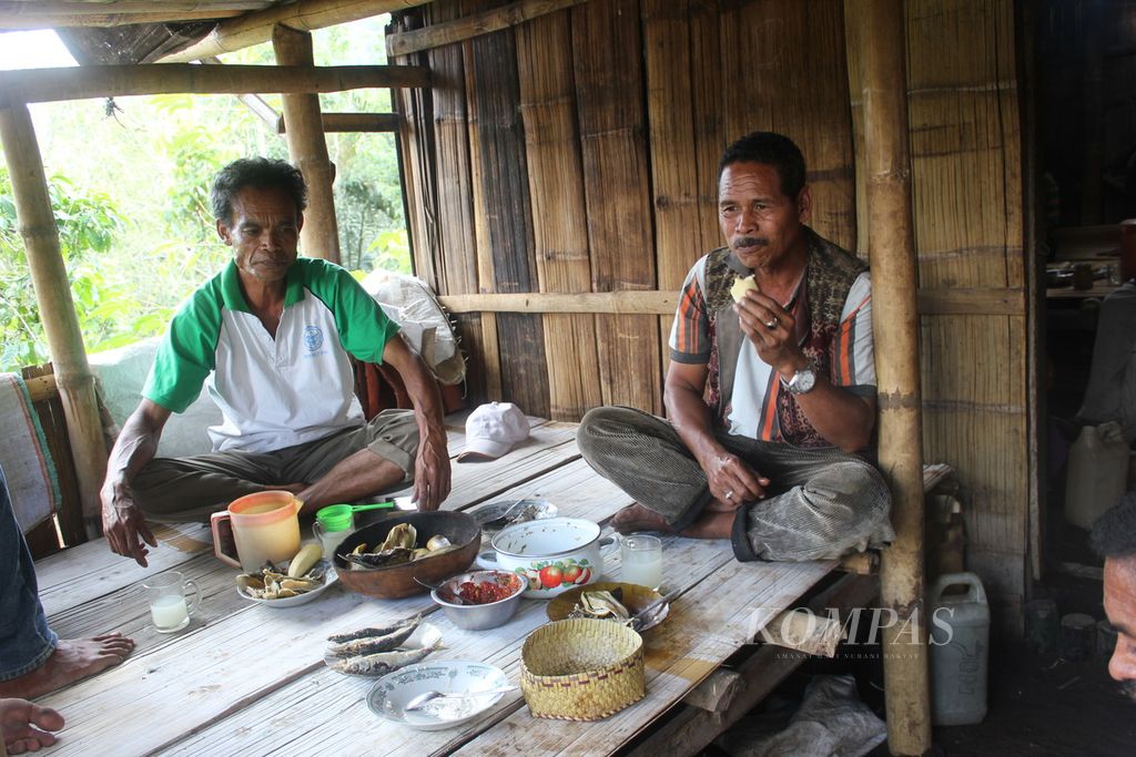Kehidupan para petani miskin di tengah pandemi Covid-19 di Desa Manusak Kabupaten Kupang, Nusa Tenggara Timur. Sebagian dari mereka memilih tetap bekerja di ladang, tidak bergantung pada bantuan sosial pemerintah.