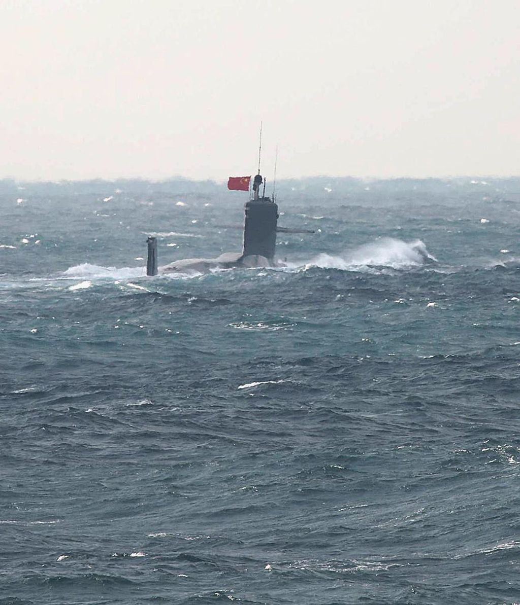 Kapal selam China tampak berlayar di Laut China Timur seperti diperlihatkan dalam foto yang diambil pada 12 Januari lalu dan dirilis Kementerian Pertahanan Jepang. 