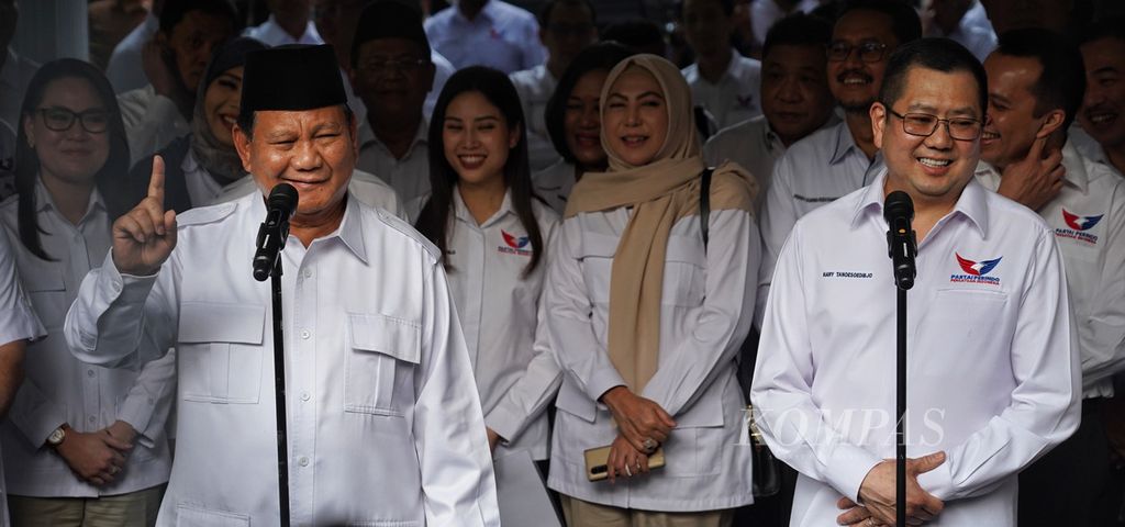 Ketua Umum Partai Gerindra Prabowo Subianto (kiri) menggelar konferensi pers setelah menerima kehadiran kunjungan Ketua Umum Partai Perindo Hary Tanosoedibjo (kanan) di rumah Prabowo di Jalan Kertanegara, Jakarta, Rabu (5/4/2023).