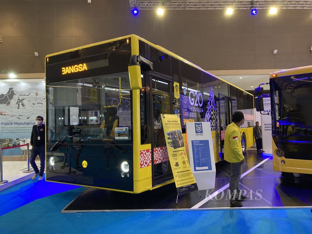 Bus listrik MAB (Mobil Anak Bangsa) dipamerkan di Periklindo Electric Vehicle Show 2022 di Jakarta International Expo Kemayoran, Jakarta Pusat, Jumat (29/07/2022).